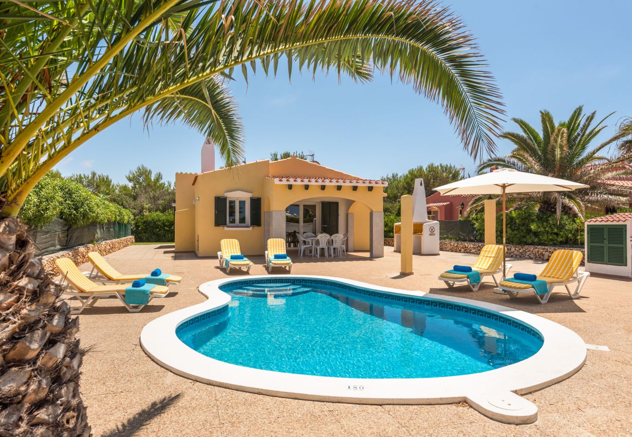 Villa en Cap d´Artruix - VENUS Vistas de la Villa Venus de Menorca y la piscina