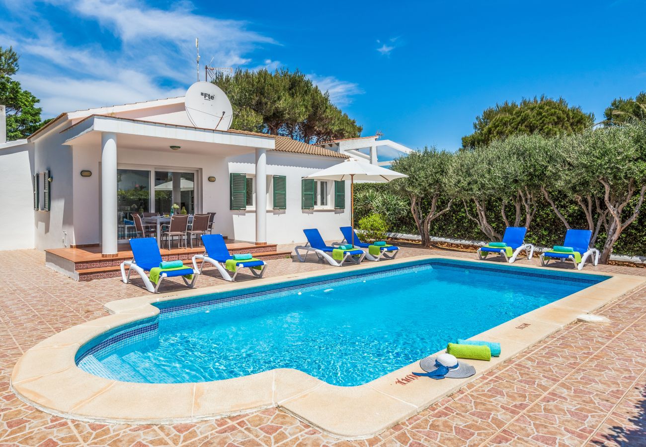 Villa en Cala´n Blanes - Menorca Velasco Piscina de Villa Velasco y zona terraza