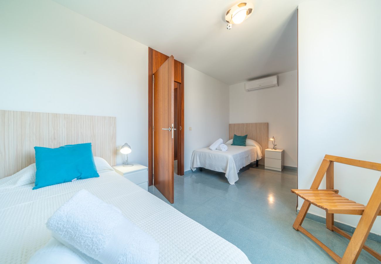 Villa in Alcudia - Villa Jazmin for 8 at the beach