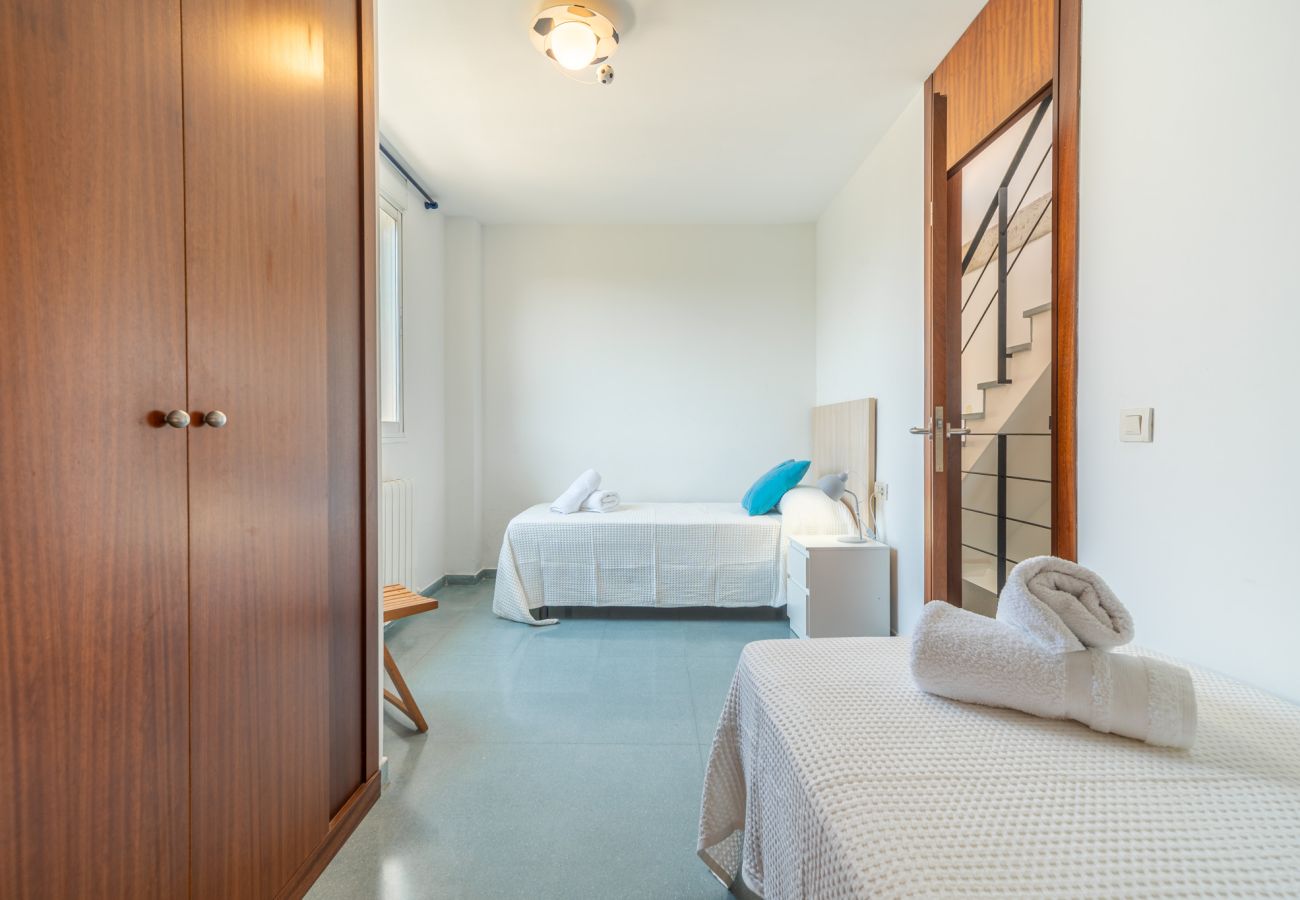 Villa in Alcudia - Villa Jazmin for 8 at the beach