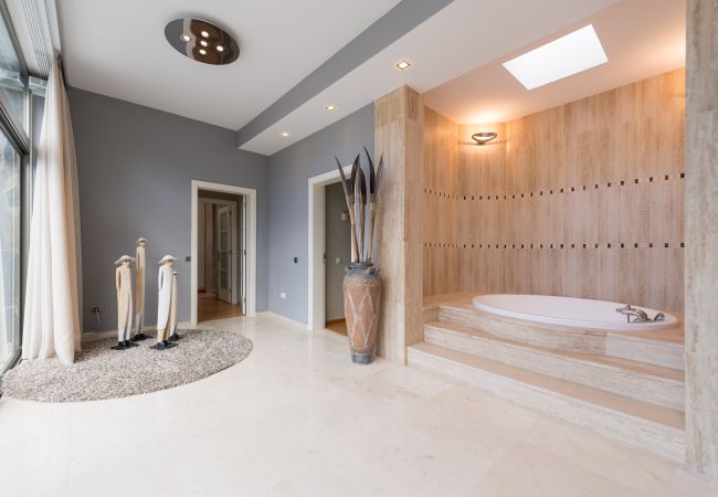 Ferienhaus in Mogán - Incredible 5 suite bedrooms Villa with private pool and views of the golf course and the sea Ferienhaus in Mogán - Incredible 5 suite bedrooms Villa with private pool and views of the golf course and the sea