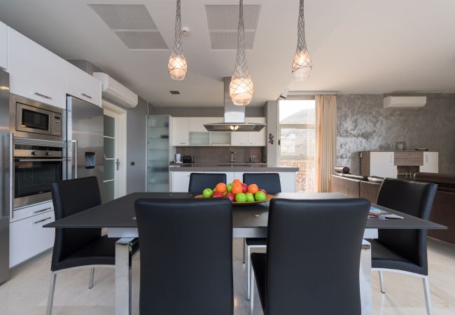 Ferienhaus in Mogán - Incredible 5 suite bedrooms Villa with private pool and views of the golf course and the sea Ferienhaus in Mogán - Incredible 5 suite bedrooms Villa with private pool and views of the golf course and the sea