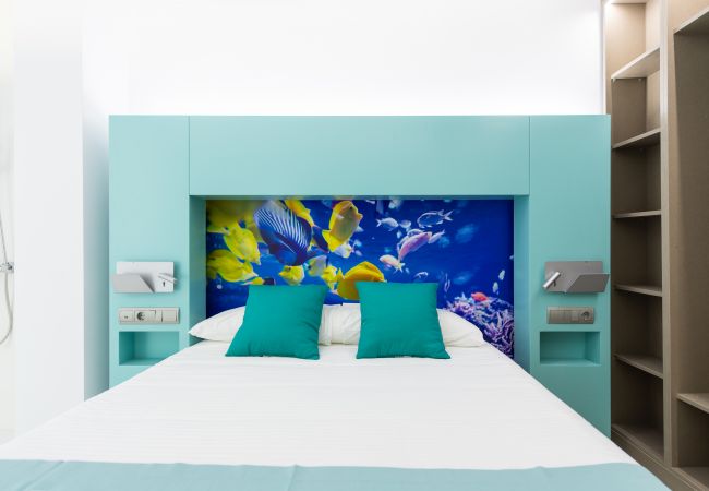 Spectacular bedroom completely renovated from the Edison building. Completely renovated bedroom Edificio Edison Las Palmas.