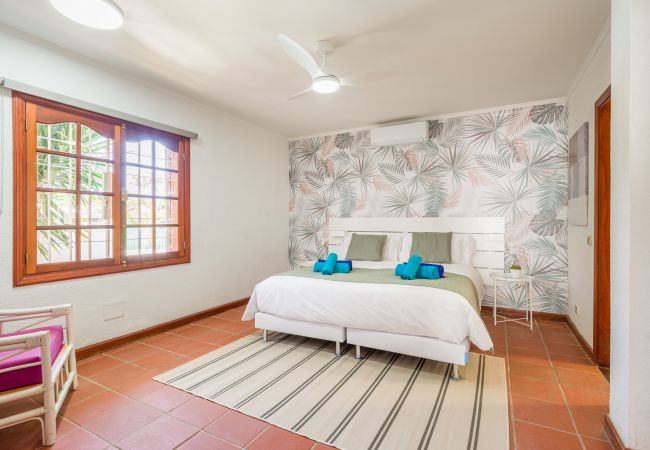 Chalet in San Bartolomé de Tirajana - Casa Gran Canaria - Private heated pool, games room and playground Chalet in San Bartolomé de Tirajana - Casa Gran Canaria - Private heated pool, games room and playground