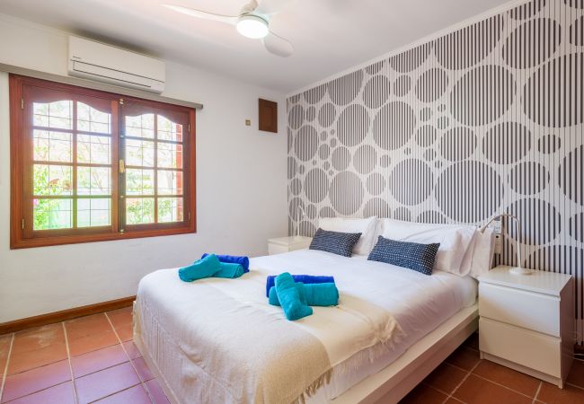 Chalet in San Bartolomé de Tirajana - Casa Gran Canaria - Private heated pool, games room and playground Chalet in San Bartolomé de Tirajana - Casa Gran Canaria - Private heated pool, games room and playground