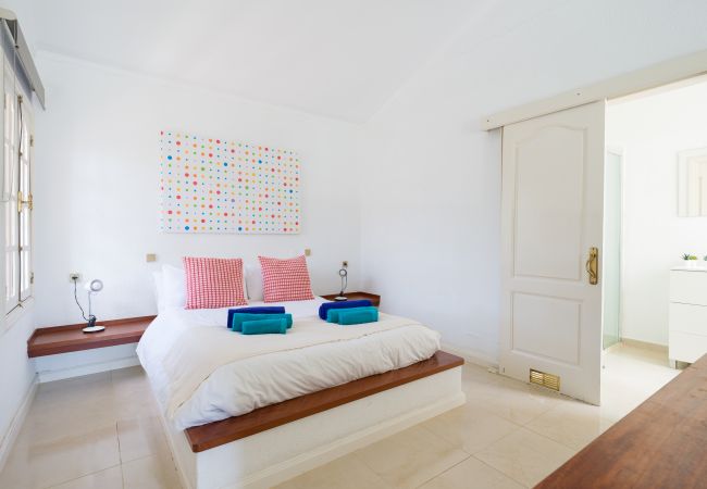 Chalet in San Bartolomé de Tirajana - Casa Gran Canaria - Private heated pool, games room and playground Chalet in San Bartolomé de Tirajana - Casa Gran Canaria - Private heated pool, games room and playground