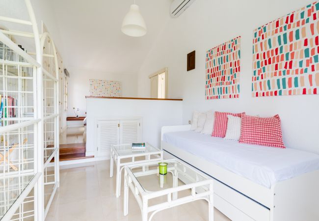 Chalet in San Bartolomé de Tirajana - Casa Gran Canaria - Private heated pool, games room and playground Chalet in San Bartolomé de Tirajana - Casa Gran Canaria - Private heated pool, games room and playground