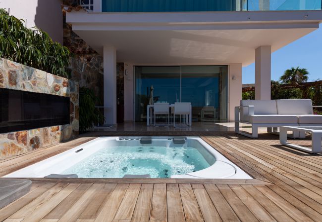 House in Maspalomas - Pool, jacuzzi, games and steps from the beach House in Maspalomas - Pool, jacuzzi, games and steps from the beach