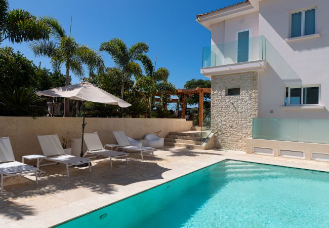 House in Maspalomas - Pool, jacuzzi, games and steps from the beach House in Maspalomas - Pool, jacuzzi, games and steps from the beach