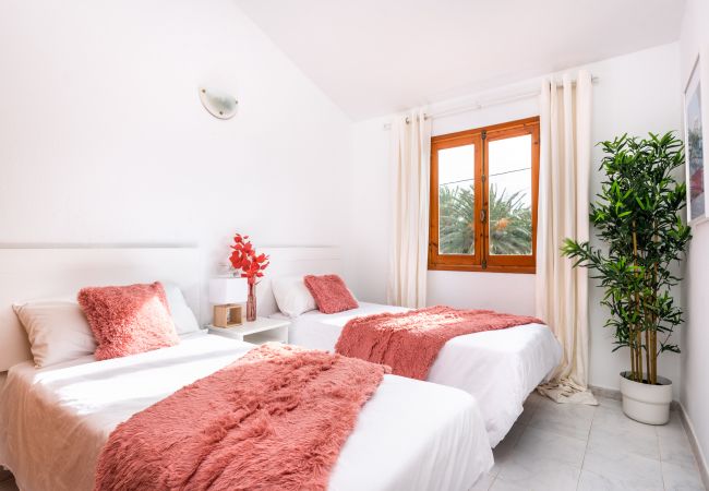 Апартаменты на Cala Blanca - Apartamento tipo duplex con piscina y barbacoa comunitaria. Апартаменты на Cala Blanca - Apartamento tipo duplex con piscina y barbacoa comunitaria.