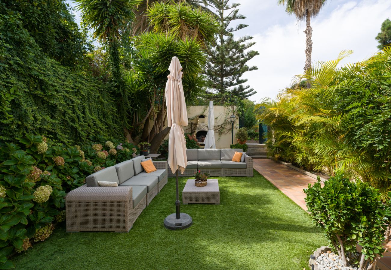 Дом на Santa Brígida - House with cozy garden BBQ 